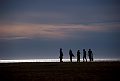 silhouette di ombrelloni e persone sulla spiaggia di Piscinas Ingurtosu. Medio Campidano, Sardegna, Italy