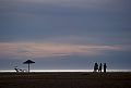 silhouette di ombrelloni e persone sulla spiaggia di Piscinas Ingurtosu. Medio Campidano, Sardegna, Italy